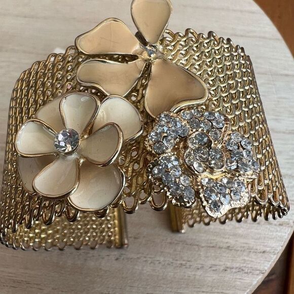 New Amrita Singh Gold and Nude / Cream Tone Cuff Floral Enamel Rhinestone Fancy - Picture 1 of 9